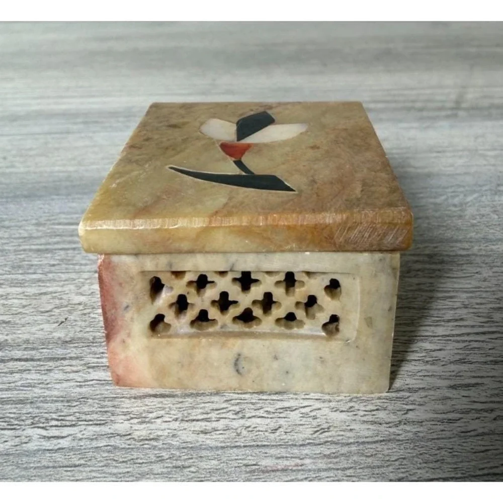 Vtg Hand Carved Soapstone Trinket Box Jewelry Inlaid Mother of Pearl MOP Inlay